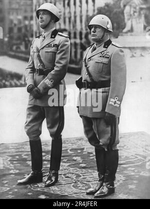 1939, der Prinz von Savoyen, zusammen mit dem italienischen Diktator Benito Mussolini (Il Duce) in Rom zur Gedenkfeier des unbekannten Soldaten. Stockfoto