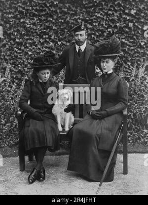 George V. König von England zusammen mit Prinzessin Mary und Königin Mary Stockfoto