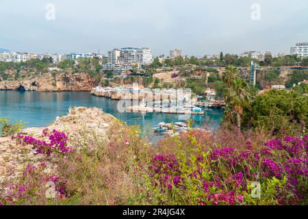 Landschaftsblick auf die Altstadt von Antalya, Türkei. Selektiver Fokus Stockfoto