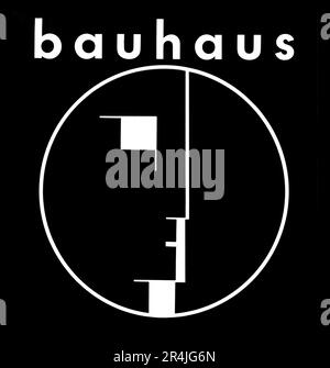 1922 , Dessau , WEIMAR , DEUTSCHLAND : das Logo der BAUHAUS-SCHULE für AVANTGARDE Design , Kunst , Architektur und darstellende Künste , geschaffen vom gefeierten Maler , Bildhauer, Designer und Choreografen OSKAR SCHLEMMER ( 1888 - 1943 ). Bauhaus wurde von dem Architekten Walter Gropius gegründet , der von 1919 bis 1933 die Regie führte , und gründete sich auf die Idee , ein Gesamtkunstwerk ( umfassende Kunstwerke ) zu erschaffen , in dem schließlich alle Künste zusammengeführt werden . Seit 1978 wurde das von Schlemmer geschaffene Symbol auch von der berühmten englischen Rock New Wave Dark Gruppe BAUHAUS als offizielles Logo übernommen . - GRAFIKEN Stockfoto