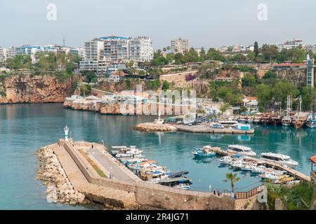Blick auf den kleinen Hafen mit Booten in der Altstadt von Antalya, Türkei. Selektiver Fokus Stockfoto
