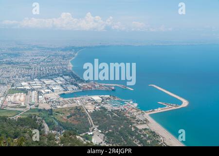 Landschaftsblick auf die Stadt Antalya, Meer, vom Berg, Türkiye Stockfoto