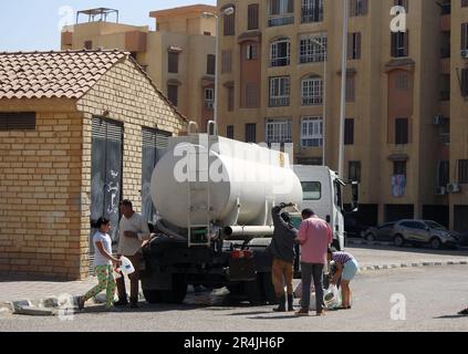 Kairo, Ägypten, Mai 15 2023: Ein Wassertankfahrzeug mit sauberem Wasser als Notfalleinsatz in allen Gebieten mit Wasserausfall zur Trinkwasserversorgung Stockfoto