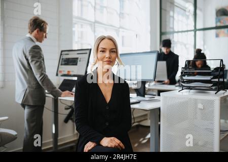 Porträt der jungen Geschäftsfrau im Büro sitzen Stockfoto