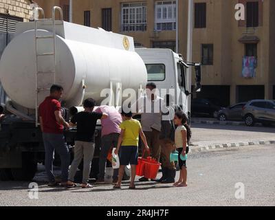 Kairo, Ägypten, Mai 15 2023: Ein Wassertankfahrzeug mit sauberem Wasser als Notfalleinsatz in allen Gebieten mit Wasserausfall zur Trinkwasserversorgung Stockfoto