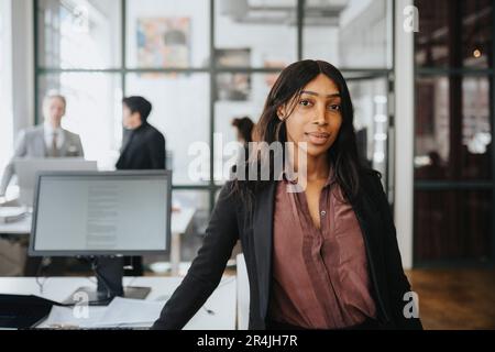 Porträt einer Unternehmerin, die im Büro einen Blazer trägt Stockfoto