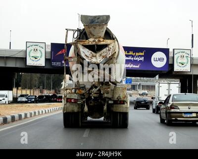 Kairo, Ägypten, Mai 16 2023: Ein Beton- und Zementmischwagen auf dem Weg zur Lieferung von Beton zu einer Baustelle, er kombiniert Zement, Stockfoto