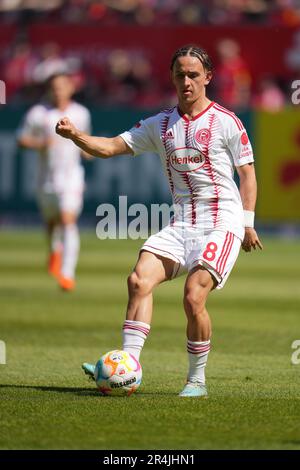 Kaiserslautern, Deutschland. 28. Mai 2023. Fußball: 2. Bundesliga, 1. FC Kaiserslautern - Fortuna Düsseldorf, Matchday 34, Fritz-Walter-Stadion. Düsseldorfs Michal Karbownik Kredit: Thomas Frey/dpa - WICHTIGER HINWEIS: Gemäß den Anforderungen der DFL Deutsche Fußball Liga und des DFB Deutscher Fußball-Bund ist es verboten, im Stadion aufgenommene Fotos und/oder das Spiel in Form von Sequenzbildern und/oder videoähnlichen Fotoserien zu verwenden oder verwenden zu lassen./dpa/Alamy Live News Stockfoto