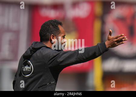 Kaiserslautern, Deutschland. 28. Mai 2023. Fußball: 2. Bundesliga, 1. FC Kaiserslautern - Fortuna Düsseldorf, Matchday 34, Fritz-Walter-Stadion. Düsseldorf Coach Daniel Thioune Credit: Thomas Frey/dpa - WICHTIGER HINWEIS: Gemäß den Anforderungen der DFL Deutsche Fußball Liga und des DFB Deutscher Fußball-Bund ist es verboten, im Stadion aufgenommene Fotos und/oder das Spiel in Form von Sequenzbildern und/oder videoähnlichen Fotoserien zu verwenden oder verwenden zu lassen./dpa/Alamy Live News Stockfoto