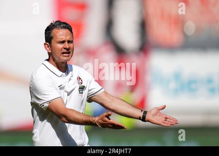 Kaiserslautern, Deutschland. 28. Mai 2023. Fußball: 2. Bundesliga, 1. FC Kaiserslautern - Fortuna Düsseldorf, Matchday 34, Fritz-Walter-Stadion. Kaiserslautern Trainer Dirk Schuster. Kredit: Thomas Frey/dpa - WICHTIGER HINWEIS: Gemäß den Anforderungen der DFL Deutsche Fußball Liga und des DFB Deutscher Fußball-Bund ist es verboten, im Stadion aufgenommene Fotos und/oder das Spiel in Form von Sequenzbildern und/oder videoähnlichen Fotoserien zu verwenden oder verwenden zu lassen./dpa/Alamy Live News Stockfoto