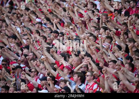 Kaiserslautern, Deutschland. 28. Mai 2023. Fußball: 2. Bundesliga, 1. FC Kaiserslautern - Fortuna Düsseldorf, Matchday 34, Fritz-Walter-Stadion. Kaiserslauterns Fans. Kredit: Thomas Frey/dpa - WICHTIGER HINWEIS: Gemäß den Anforderungen der DFL Deutsche Fußball Liga und des DFB Deutscher Fußball-Bund ist es verboten, im Stadion aufgenommene Fotos und/oder das Spiel in Form von Sequenzbildern und/oder videoähnlichen Fotoserien zu verwenden oder verwenden zu lassen./dpa/Alamy Live News Stockfoto
