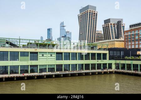 Pier 57 am Hudson River ist eine öffentliche Oase mit einem Dachgarten, 2023, New York City, USA Stockfoto