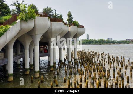 Little Island ist eine einzigartige urbane Oase im Hudson River Park Area, 2023, New York City, USA Stockfoto