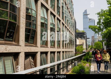 Thomas Heatherwick hat Wohntürme mit Fassfenstern entlang der High Line in W. 18. St., 2023, NYC, USA, entworfen Stockfoto