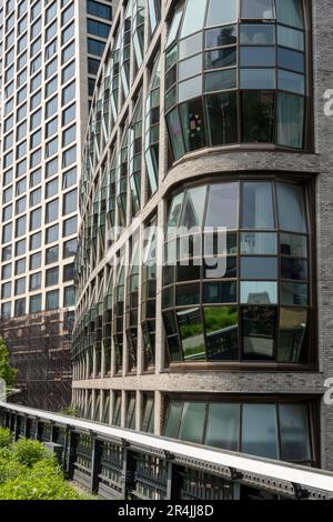 Thomas Heatherwick hat Wohntürme mit Fassfenstern entlang der High Line in W. 18. St., 2023, NYC, USA, entworfen Stockfoto