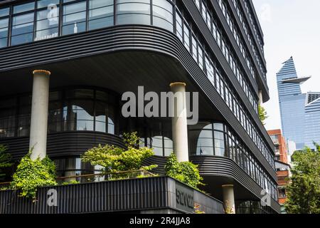512 W. 22. St. ist die Adresse eines Bürogebäudes an der Highline in Chelsea, 2023, New York City, USA Stockfoto