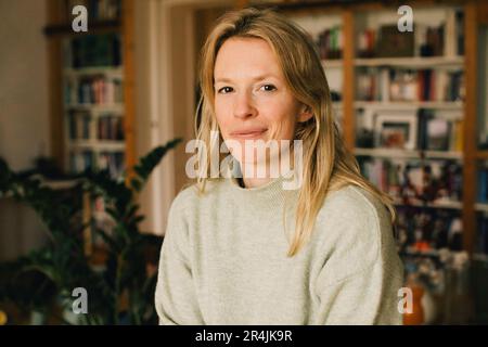 Porträt einer blonden Frau zu Hause Stockfoto