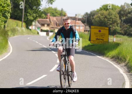 RideLondon Classique 2023 Stage 2 führt durch das Dorf Layer-de-la-Haye in der Nähe von Colchester in Essex. Ein Radfahrer auf der Rennstrecke. Stockfoto