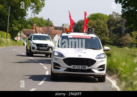 RideLondon Classique 2023 Stage 2 führt durch das Dorf Layer-de-la-Haye in der Nähe von Colchester in Essex. Vorderseite des Rennwagens auf der Route Stockfoto