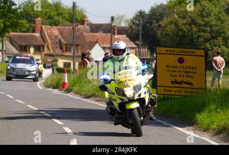 RideLondon Classique 2023 Stage 2 führt durch das Dorf Layer-de-la-Haye in der Nähe von Colchester in Essex. Polizist auf Motorrad unterwegs Stockfoto