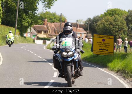 RideLondon Classique 2023 Stage 2 führt durch das Dorf Layer-de-la-Haye in der Nähe von Colchester in Essex. Fotograf auf dem Motorrad auf der Route Stockfoto