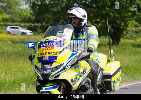 RideLondon Classique 2023 Stage 2 führt durch das Dorf Layer-de-la-Haye in der Nähe von Colchester in Essex. Polizist auf Motorrad unterwegs Stockfoto