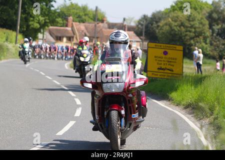 RideLondon Classique 2023 Stage 2 führt durch das Dorf Layer-de-la-Haye in der Nähe von Colchester in Essex. Radio Info Motorrad auf der Route Stockfoto