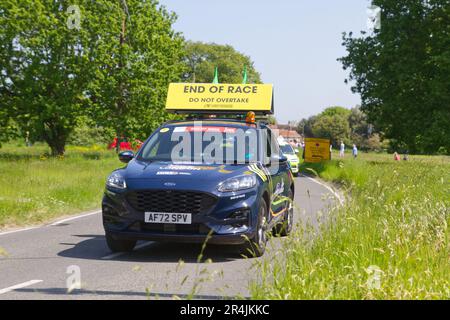 RideLondon Classique 2023 Stage 2 führt durch das Dorf Layer-de-la-Haye in der Nähe von Colchester in Essex. Das Ende des Rennwagens. Stockfoto