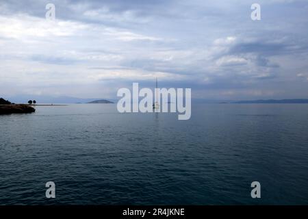 Yacht im Abendlicht, Skala, Agibri Insel, in der Nähe von Athen. Saronische Inselgruppe. Aufgenommen Am 2023. Mai. Zyl Stockfoto