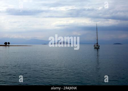 Yacht im Abendlicht, Skala, Agibri Insel, in der Nähe von Athen. Saronische Inselgruppe. Aufgenommen Am 2023. Mai. Zyl Stockfoto