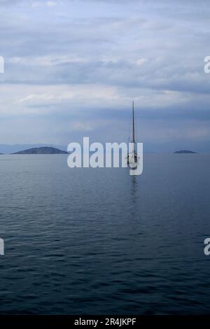 Yacht im Abendlicht, Skala, Agibri Insel, in der Nähe von Athen. Saronische Inselgruppe. Aufgenommen Am 2023. Mai. Zyl Stockfoto