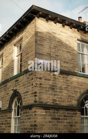 Die Fanny Street in Saltire Model Village wurde nach Sir Titus Salts zweiter Tochter benannt, die im Alter von 19 Jahren starb Stockfoto