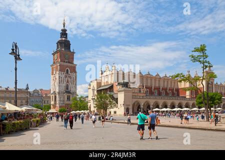 Krakau, Polen - Juni 07 2019: Hauptplatz mit Tuchhalle und freistehendem Rathausturm. Stockfoto