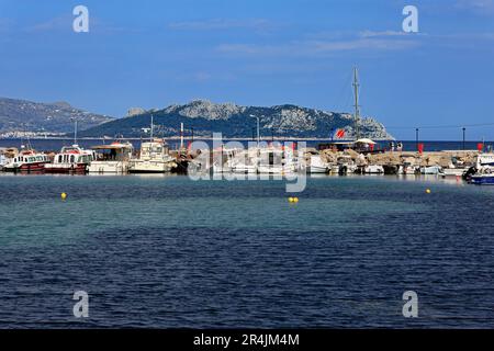Kleine Fischerboote am Hafen von Skala, Agistri Island, in der Nähe von Athen. Saronische Inselgruppe. Ägina Insel in der Ferne. Vom Mai 2023 Stockfoto