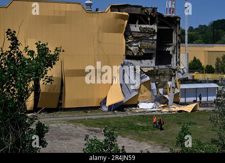 Kiew, Ukraine. 28. Mai 2023. Die Menschen gehen in die Nähe des beschädigten Industriegebäudes, das bei einem Angriff der iranischen Shahed-Drohne der russischen Armee in Kiew beschädigt wurde. Die russische Armee griff die Ukraine mit Shahed-Angriffsdrohnen an. Das ukrainische Militär zerstörte 52 von 54 russischen Drohnen. In der Hauptstadt der Ukraine wurden mehr als 40 Drohnen abgeschossen. (Foto: Sergei Chuzavkov/SOPA Images/Sipa USA) Guthaben: SIPA USA/Alamy Live News Stockfoto