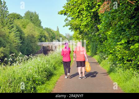 Glasgow, Schottland, Vereinigtes Königreich, 28. Mai 2023. UK Weather: Im warmen Stadtzentrum nahmen die Einheimischen den Forth und den clyde Kanal, um das Stadtleben im westlichen Ende der Stadt zu genießen. Credit Gerard Ferry/Alamy Live News Stockfoto