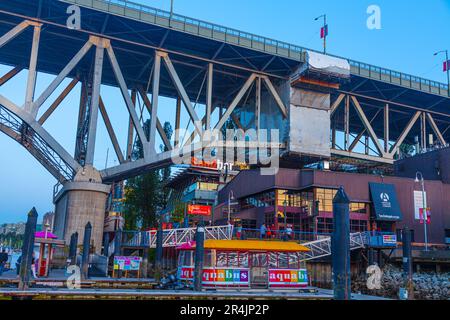 Restaurant- und Theaterkomplex unter der Granville Bridge in Vancouver, Kanada Stockfoto