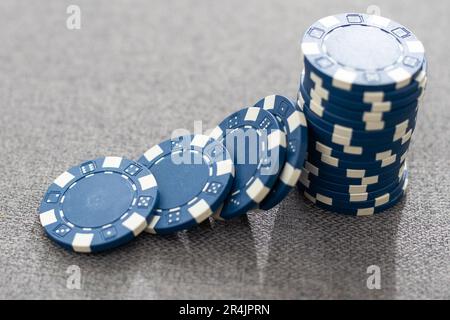 Dieses auffällige Bild von zwei Miniaturgeschäften, die Hand schütteln, könnte für die Börse, das Bankwesen, das Immobilienmanagement und das Vermögensmanagement verwendet werden. Die Stockfoto