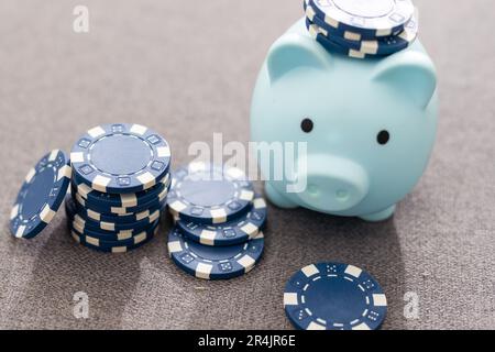 Dieses auffällige Bild von zwei Miniaturgeschäften, die Hand schütteln, könnte für die Börse, das Bankwesen, das Immobilienmanagement und das Vermögensmanagement verwendet werden. Die Stockfoto