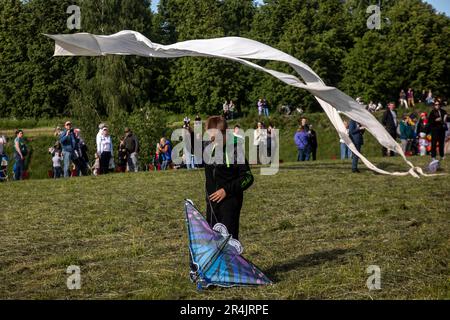 Moskau, Russland. 28. Mai 2023. Teilnehmer am 2023. Drachenfestival Pyostroye Nebo (eng: Colourful Sky) im Tsaritsyno-Park in Moskau, Russland. Kredit: Nikolay Vinokurov/Alamy Live News Stockfoto