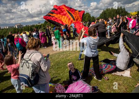 Moskau, Russland. 28. Mai 2023. Teilnehmer am 2023. Drachenfestival Pyostroye Nebo (eng: Colourful Sky) im Tsaritsyno-Park in Moskau, Russland. Kredit: Nikolay Vinokurov/Alamy Live News Stockfoto