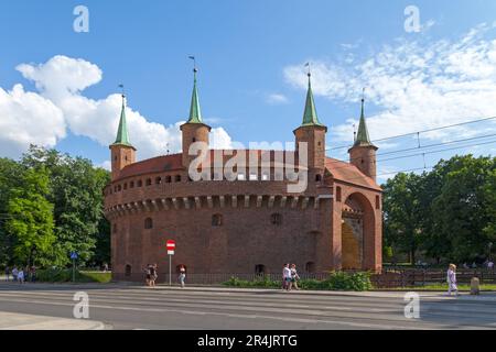 Krakau, Polen - Juni 07 2019: Der Krakauer Barbican (Polnisch: Barbakan Krakowski) ist ein Verteidigungsportal von 1490s, das einst mit den Stadtmauern verbunden war. Stockfoto