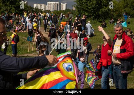 Moskau, Russland. 28. Mai 2023. Teilnehmer am 2023. Drachenfestival Pyostroye Nebo (eng: Colourful Sky) im Tsaritsyno-Park in Moskau, Russland. Kredit: Nikolay Vinokurov/Alamy Live News Stockfoto