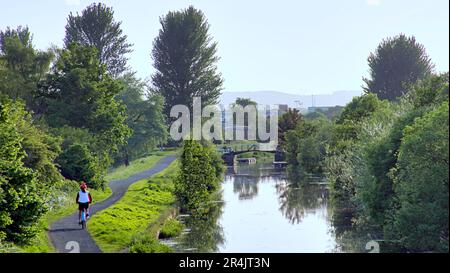 Glasgow, Schottland, Vereinigtes Königreich, 28. Mai 2023. UK Weather: Im warmen Stadtzentrum nahmen die Einheimischen den Forth und den clyde Kanal, um das Stadtleben im westlichen Ende der Stadt zu genießen. Credit Gerard Ferry/Alamy Live News Stockfoto