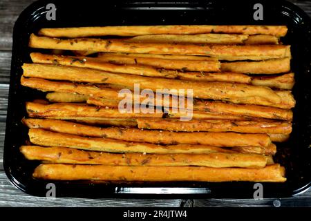 Brotstangen, auch bekannt als Grissini, grissino oder Dipping Stäbchen, Batchverkauf, französische Stangen, gesalzen mit Kreuzkümmel und Anis, in der Regel in Bleistiftgröße sti Stockfoto