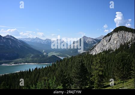 Barrier Lake, Kananaskis, Alberta, Kanada; Blick vom Gipfel des Prairie View Trail. Stockfoto