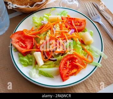 Leichter Gemüsesalat mit Tomaten auf einem Teller Stockfoto