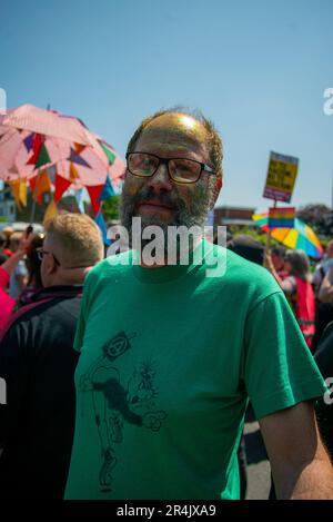 London, Vereinigtes Königreich - Mai 27. 2023: Demonstranten im Honor Oak Pub. Stockfoto