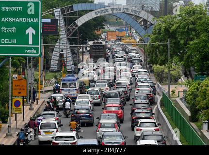 Noida, Indien. 28. Mai 2023. NOIDA, INDIEN - MAI 28: Enormer Stau aufgrund der Sicherheit an der Grenze Noida-Delhi Chilla aufgrund der Proteste der Bauern in Jantar Mantar am 28. Mai 2023 in Noida, Indien. (Foto: Sunil Ghosh/Hindustan Times/Sipa USA ) Guthaben: SIPA USA/Alamy Live News Stockfoto