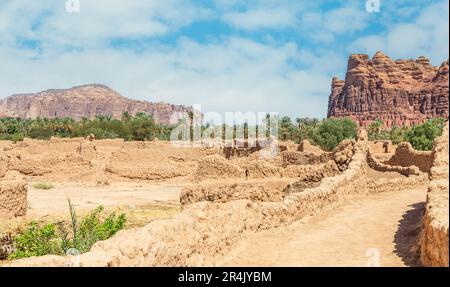 Al Ula zerstörte die Altstadt mit Palmen und Felsen im Hintergrund, Saudi-Arabien Stockfoto